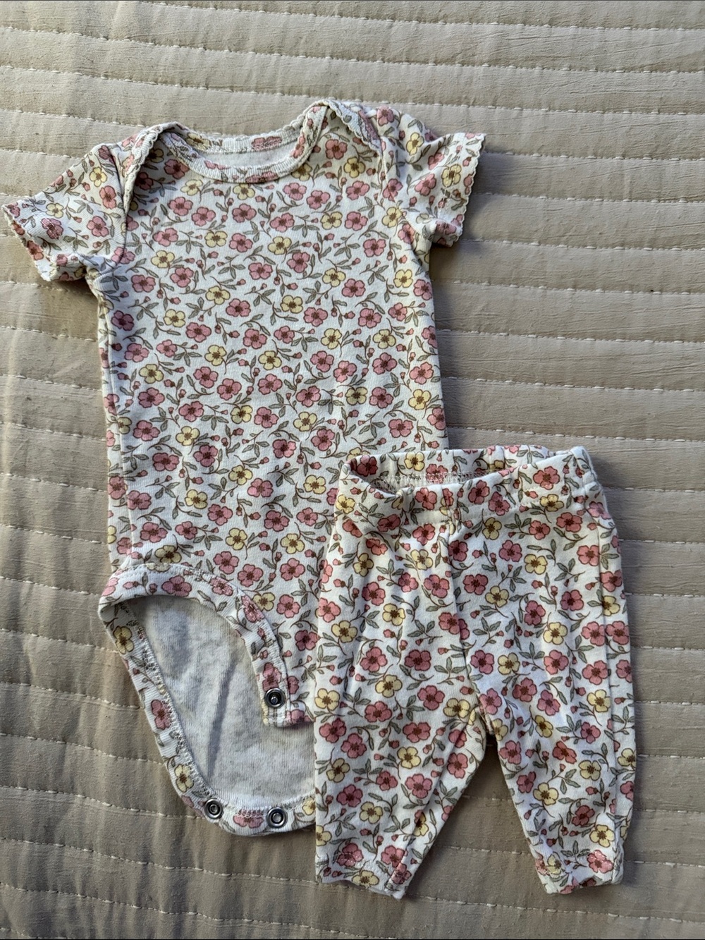 NEWBORN Carter's Floral Short-Sleeve Bodysuit & Pants Set - Pink & Yellow